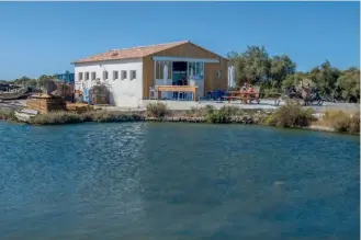  ??  ?? La Cabane du Grouin, l’établissem­ent de Frédéric Voisin, héraut de l’huître bio. Un menu iodé, une terrasse posée au bord de l’eau et un cadre sauvage, bienvenus à l’heure du déjeuner.