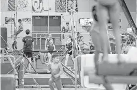  ?? Michael Ciaglo / Houston Chronicle ?? A gymnastics class is offered at Houston’s Jewish Community Center. A new program could help the 50-year-old building gain energy-efficient systems.