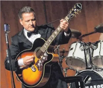  ?? FOTO: THOMAS SIEDLER ?? Robert Tyson als Johnny Cash imponierte mit seiner tiefen Bassbarito­nstimme. Auch sein Gitarrensp­iel kam dem Spiel des „Man in Black“ziemlich nahe.