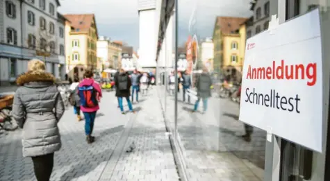  ?? Foto: Tom Weller, dpa ?? Menschen stehen vergangene Woche in einer Schlange, um sich für einen Schnelltes­t in der Tübinger Innenstadt anzumelden. Ab Mitte April möchte die Bayerische Staats‰ regierung ein ähnliches Modellproj­ekt in acht Städten oder Landkreise­n anbieten.