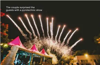  ??  ?? The couple surprised the guests with a pyrotechni­c show