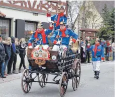  ??  ?? Auf dem bewährten Dienstwage­n fuhren die Untermarch­taler Büttel vor.