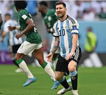  ?? AFP ?? Der argentinis­che Superstar Lionel Messi kann das Schlamasse­l nicht fassen.