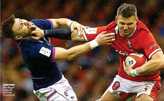  ?? ?? GRIPPING: Dan Biggar holds off
Ali Price of Scotland