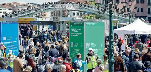  ?? (Ansa) ?? Il debutto
I turisti ai varchi d’ingresso davanti alla stazione di Venezia. I totem color verde e azzurro che separano il flusso dei residenti e lavoratori da quello dei turisti