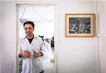  ??  ?? Hamed Shahi in seinem Büro in Flingern.