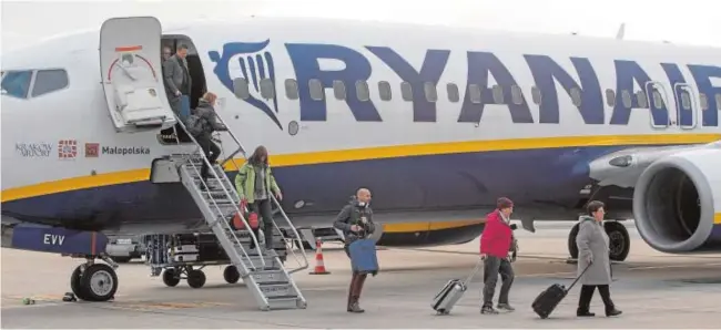  ?? VANESSA GÓMEZ ?? Una treintena de aerolíneas opera en el aeropuerto de Sevilla, que se ha convertido en un destino prioritari­o