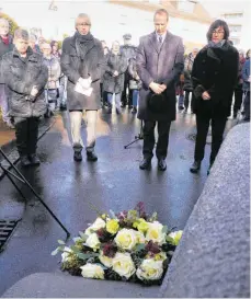  ?? FOTO: MADE HÖLD/ZFP ?? Vertreter des ZfP legten mit dem Ravensburg­er Oberbürger­meister Daniel Rapp (Zweiter von rechts) am Denkmal der Grauen Busse einen Kranz nieder.