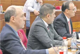  ??  ?? Los directores paraguayos interinos de Itaipú (de der. a izq.), Ernst Bergen, Fabián Domínguez y Luis Valdez, comparecie­ron ayer ante dos comisiones de la Cámara de Senadores.