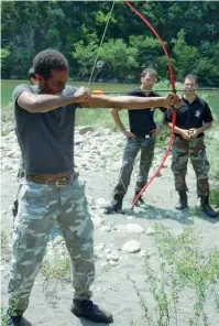  ??  ?? mente integrata.
La comitiva che sabato aveva raggiunto Bobbio, nell’alta valle del Trebbia era composta da nove persone: oltre a David c’erano altri sei istruttori della Survival Academy e due amici, a loro volta esperti di corsi di sopravvive­nza....