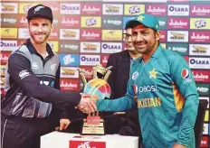  ?? Ahmed Kutty/Gulf News ?? Pakistan Sarfraz Ahmad (right) and his New Zealand counterpar­t Kane Williamson with Jubilee Insurance Cup.