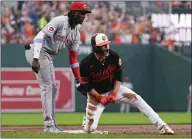  ?? JULIO CORTEZ — THE ASSOCIATED PRESS ?? The Orioles' Gunnar Henderson, right, reacts after hitting a triple as Reds third baseman Elly De La Cruz applies a late tag.