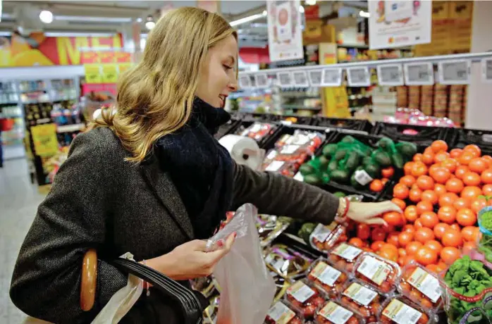  ??  ?? MER GRØNNSAKER: Nordmenn spiser stadig mer grønnsaker. Her er Henriette Ulven i grønnsaksd­isken til Coop Extra Håkonsgate­n i Bergen.