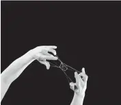  ??  ?? Keita Mori. « Strings ». 2017. Vidéo noir et blanc. (Court. galerie Catherine Putman, Paris)