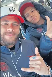  ??  ?? Neymar y Mbappé, en el vuelo hacia Madrid.