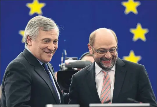  ?? FREDERICK FLORIN / AFP ?? El nou president del Parlament Europeu, Antonio Tajani (esquerra), rep la felicitaci­ó del president sortint, Martin Schulz