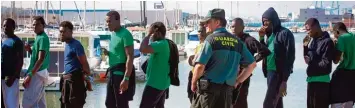  ?? Foto: Marcus Moreno, afp ?? Migranten im Hafen von Algeciras: Sie wurden von einem Schiff in der Straße von Gibraltar gerettet.