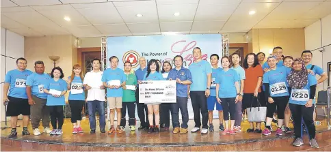  ??  ?? Dr Jerip (eighth right) and organising committee members pose with representa­tives of the charitable bodies who benefitted from the run. — Photos by Muhammad Rais Sanusi