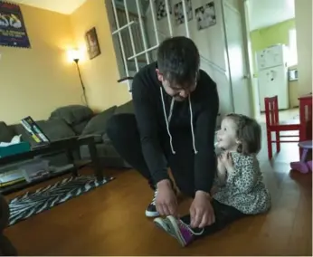  ?? RICK MADONIK/TORONTO STAR ?? Jesse Cullen with his daughter, Raelyn Watters, 3, in their Oshawa home.