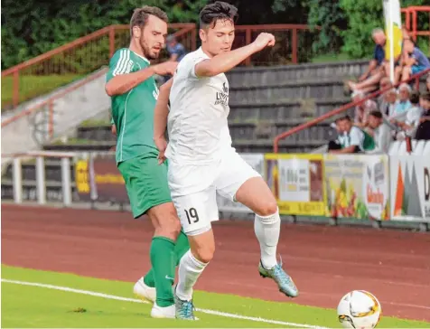  ?? Archivfoto: Walter Brugger ?? Adriano Schmidt (rechts), der in der vergangene­n Saison für den TSV Schwabmünc­hen auflief, spielt künftig als Profi in Vietnam.