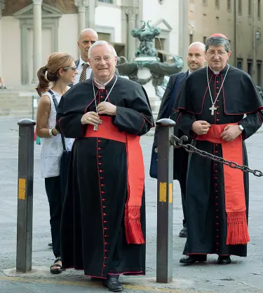  ??  ?? Il cardinal Gualtiero Bassetti, presidente della Cei con l’arcivescov­o Giuseppe Betori che nei giorni scorsi aveva offerto alla Cei la disponibil­ità della Diocesi fiorentina ad ospitare i migranti della Diciotti