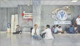  ?? ANUSHREE FADNAVIS/HT PHOTO ?? Services at AIIMS remained affected on Saturday as resident doctors continued their strike through the day before calling it off late in the evening. >> P19
No new patients
The strike was called off senior doctor will be replaced