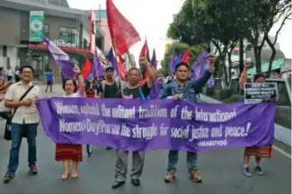  ?? Photo by Milo Brioso ?? WOMEN’S RIGHTS. Members of the multi - sectoral group march down Session Road to raise several issues to the government during the Internatio­nal Women’s Day celebratio­n on Thursday.