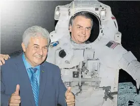  ??  ?? Astronauta. Bolsonaro y su ministro Pontes, en la embajada de EE.UU.