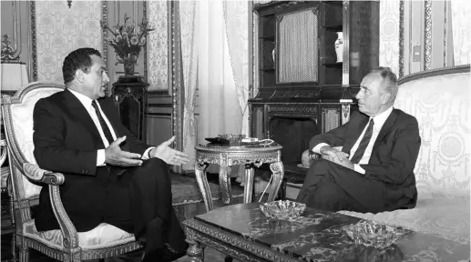  ??  ?? THEN EGYPTIAN PRESIDENT Hosni Mubarak meets with then prime minister Shimon Peres at Ras El-Tinn palace in Alexandria, Egypt in 1986.