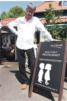  ?? FOTO: STEFAN SAUER/DPA ?? Rudolf Markl, Wirt des Rügener Restaurant­s „Omas Küche“, hat ein Schild mit der Aufschrift „Adult-Only-Restaurant/ab 17 Uhr bitte ohne Kinder unter 14“aufgestell­t. Dies erregte bundesweit Aufsehen.