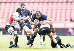  ?? Photo Icon Sport ?? Les Ulstermen de Duane Vermeulen, ballon en main et plaqué ici par Edwin Van der Merwe, ont remporté, ce week-end, en Afrique du Sud, une victoire marquante.