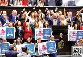  ?? ?? z Pese a los reclamos de la mayoría, la bancada del PAN en San Lázaro reiteró que no van a dejar pasar la reforma electoral que promueve el Gobierno federal.
CONFRONTA LA MARCHA