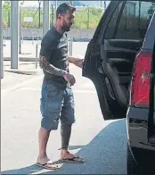  ??  ?? Leo Messi, en Barcelona El argentino, que aterrizó ayer en Barcelona, con su hijo Ciro en brazos antes de subirse al coche