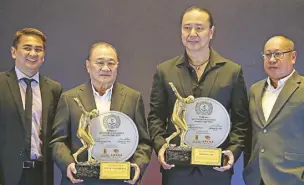  ?? JUN MENDOZA ?? Samahang Basketbol ng Pilipinas chairman emeritus Manny V. Pangilinan (second from left) receives the PSA Executive of the Year award along with Ramon S. Ang representa­tive Alfrancis Chua. Joining them are ArenaPlus president Rafael Jasper Vicencio and PSA president Nelson Beltran of The STAR.