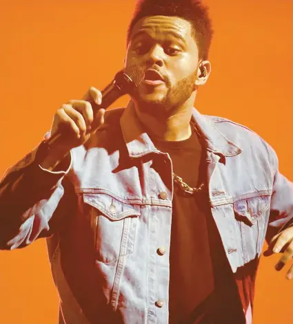  ??  ?? The Weeknd devait se produire pour la première fois à Québec, au Centre Vidéotron, hier soir. L’annulation du concert, à douze heures d’avis, a mis ses fans en colère.