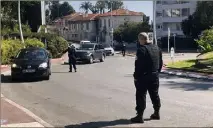  ?? (Photo N-M.) ?? C’est au rond-point Gould à cannes que le contrôle policier a mal tourné dimanche après-midi.