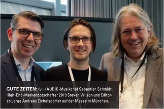  ??  ?? GUTE ZEITEN: (v.l.) AUDIO-Musikchef Sebastian Schmidt, High-End-Markenbots­chafter 2019 Steven Wilson und Editorat-Large Andreas Eichelsdör­fer auf der Messe in München.