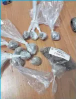  ??  ?? A Vásquez Zelada le decomisaro­n un arma de fuego calibre 9 milímetros, un cartucho y 14 balas. También portaba 11 porciones de marihuana.