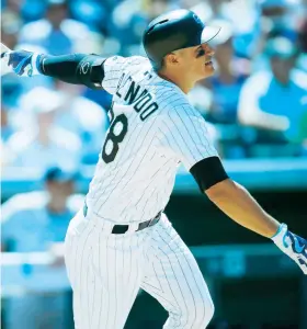  ??  ?? Nolan Arenado, de los Rockies de Colorado, está de colíder en jonrones con 33 y encabeza las impulsadas con 107.