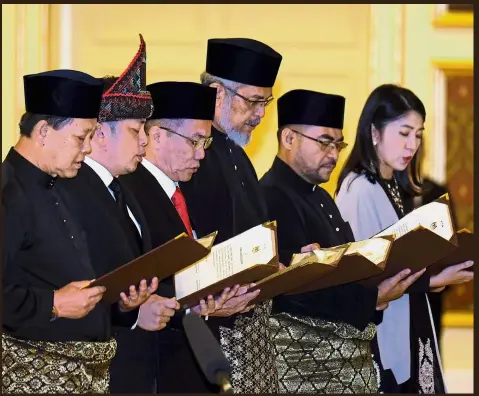  ??  ?? Their pledge: Taking their oath of office are (from left) Mohamaddin Ketapi, Darrel Leiking, Datuk Liew Vui Keong, Khalid Samad, Datuk Dr Mujahid Yusof Rawa and Yeo Bee Yin.