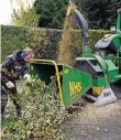  ?? RP-FOTO: DIETRICH JANICKI ?? Mark Drenker stand mit seinem Häcksler in Düssel.