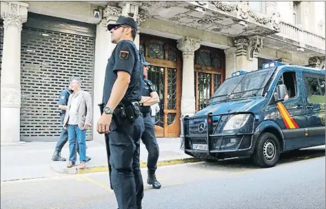  ?? JORDI BATALLER / ACN ?? La Policía Nacional frente a la sede de Economia de la rambla Catalunya, donde ayer se practicó uno de los registros