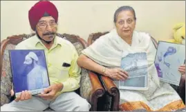  ?? SAMEER SEHGAL/HT ?? Yadwinder Singh and his wife Ranjit Kaur showing photos of his forefather Giani Sant Singh and a structure remains of which were purportedl­y found at the Golden Temple.
