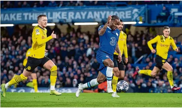  ?? Foto: Eibner-pressefoto/michael Memmler ?? Raheem Sterling war auf dem Weg zum 1:0 für den FC Chelsea vom BVB nicht zu bremsen.