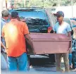  ?? FOTO: ESTALIN IRÍAS ?? Los familiares retiraron el cuerpo de la morgue capitalina.