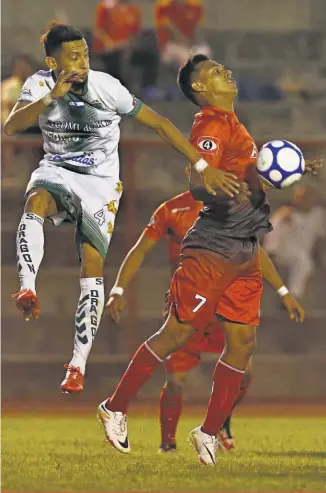  ??  ?? SUPERADO. Universida­d de El Salvador le ganó el partido clave a Dragón y salió del fondo de la tabla acumulada, para comenzar a buscar el escape del descenso.