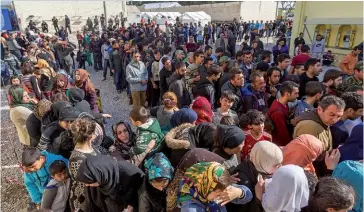  ??  ?? Photo ci-dessus :
Camp de réfugiés à Thessaloni­que en février 2016, où de nombreuses personnes attendent de pouvoir passer la frontière entre la Grèce et la Macédoine. Depuis les attentats de Paris, une attention accrue est portée aux camps de transit...