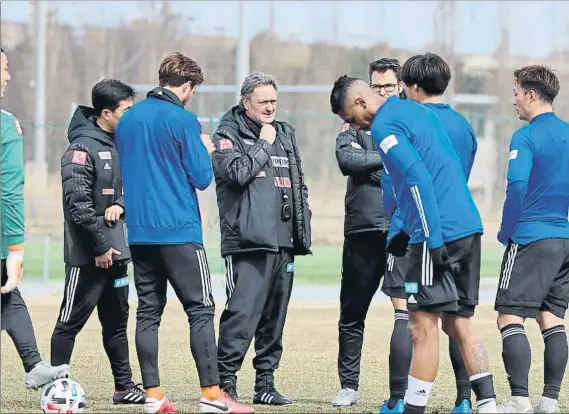  ?? FOTO: NIIGATA ALBIREX ?? Albert Puig, en el centro, tiene de segundo entrenador a Óscar Hernández, ex técnico de la cantera del Barça que estuvo en la FCB Escola en Japón y quién descubrió a Take Kubo