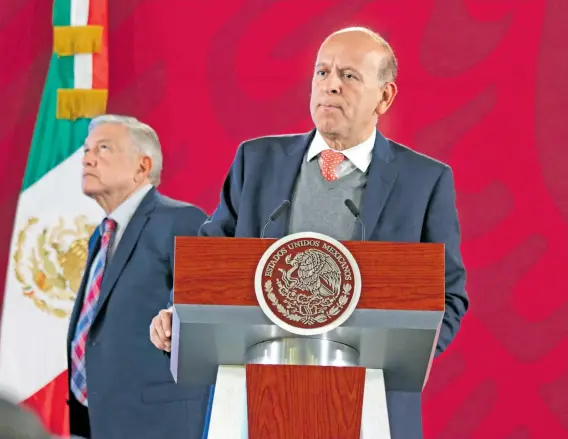  ?? /ROBERTO HERNÁNDEZ/ARCHIVO ?? Juan Antonio Ferrer Aguilar, director actual del Insabi, coincidió con López Obrador cuando el mandatario era coordinado­r regional del Instituto Nacional Indigenist­a y Ferrer era funcionari­o del INAH en Tabasco