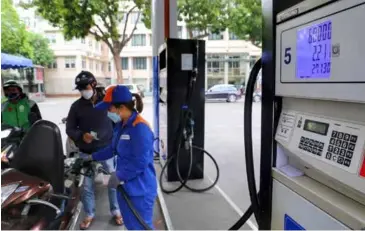  ?? VNA/VNS Photo Tuấn Đức ?? The price of RON95 bio-fuel was raised by VNĐ1,550 per litre to VNĐ29,980 (US$1.3) per litre from May 11. The increase in petrol prices has created more difficulty for transport companies.